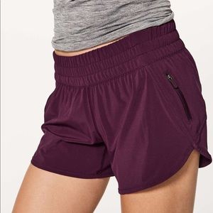 Lululemon Tracker Short 5 (4”) in Dark Adobe